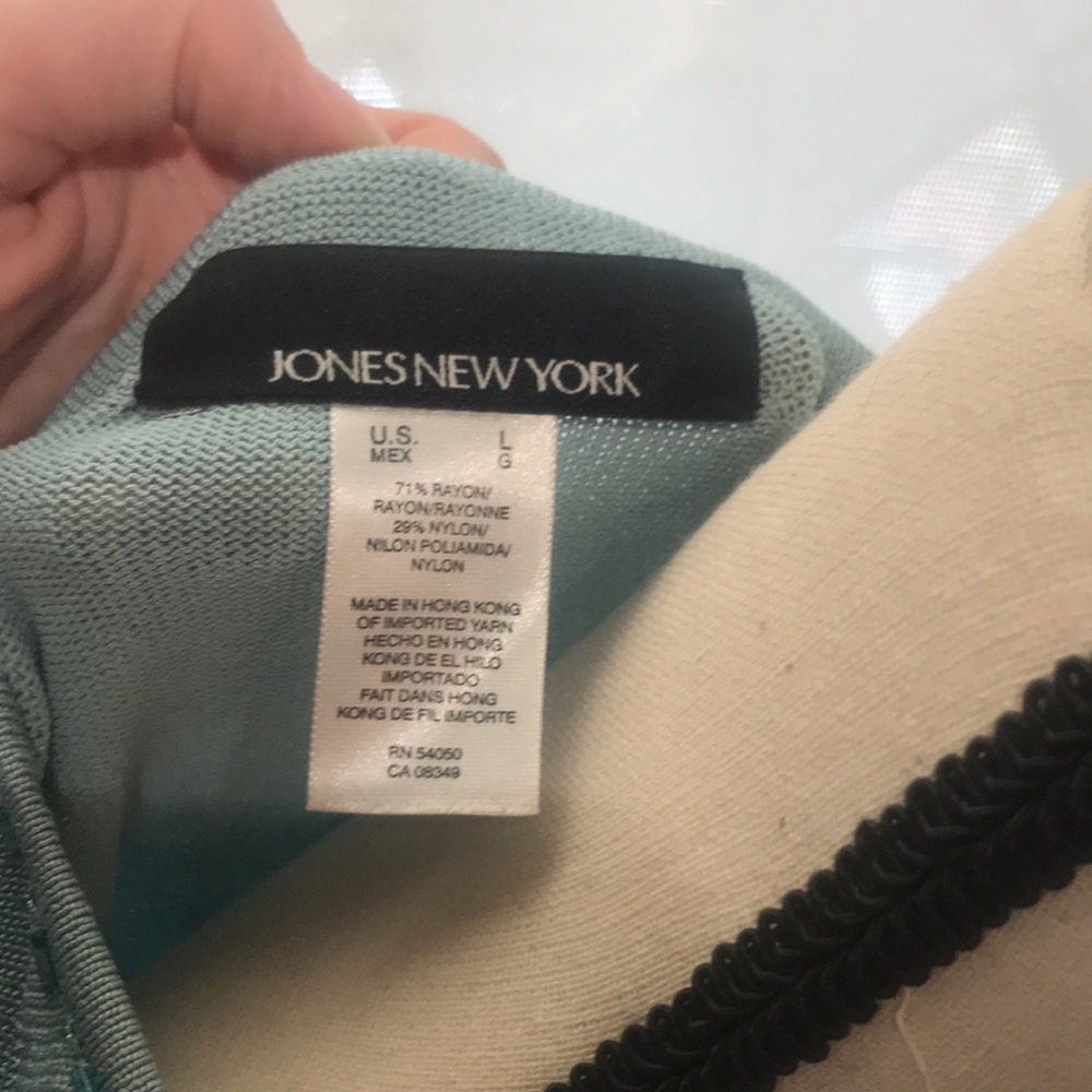 🌵Jones New York top with bead trim - Picture 3 of 3